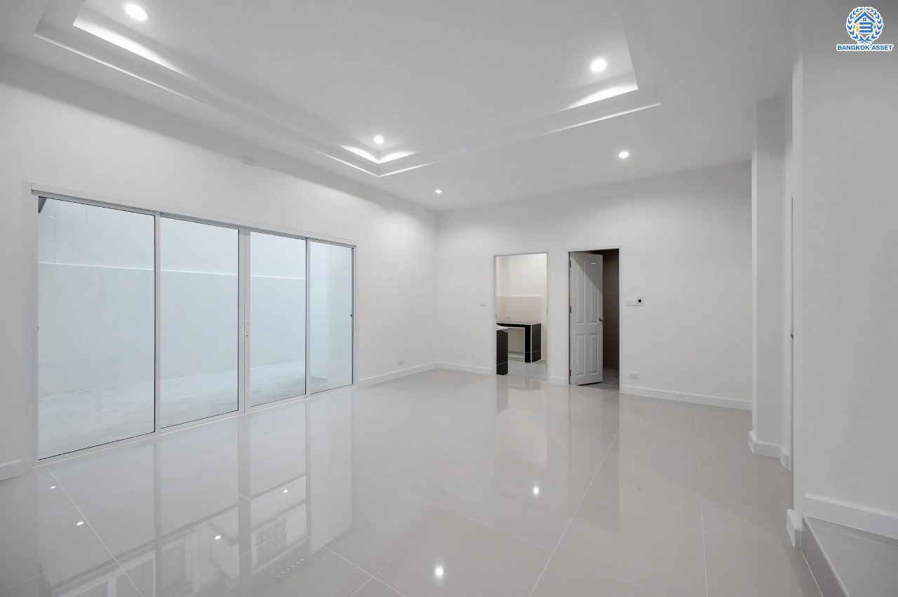 บ้านมือสองตกแต่งใหม่ โครงการ นนท์ณิชา พระนั่งเกล้า เนื้อที่กว้าง 67.5 ตร.ว. ฟังก์ชัน 3 ห้องนอน 3 ห้องน้ำ 1 ห้องอเนกประสงค์ 2 จอดรถ บนทำเลศักยภาพ ติดถนนรัตนาธิเบศร์ เชื่อมต่อถนนชัยพฤกษ์ ใกล้รถไฟฟ้าสายสีม่วง "สถานีไทรม้า" และจุดขึ้นทางด่วน "งามวงศ์วาน"